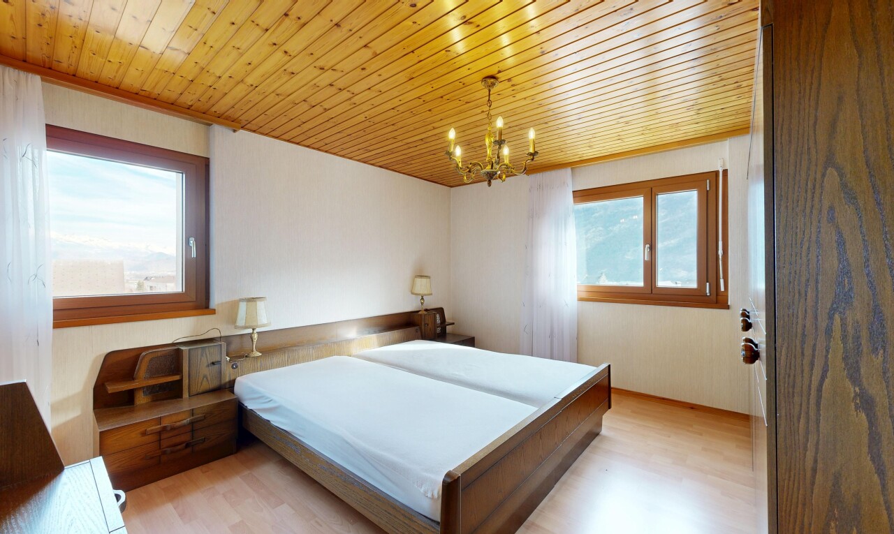 chambre avec sol en finition bois, wood finish floor, inside property, lumière naturelle, et natural light