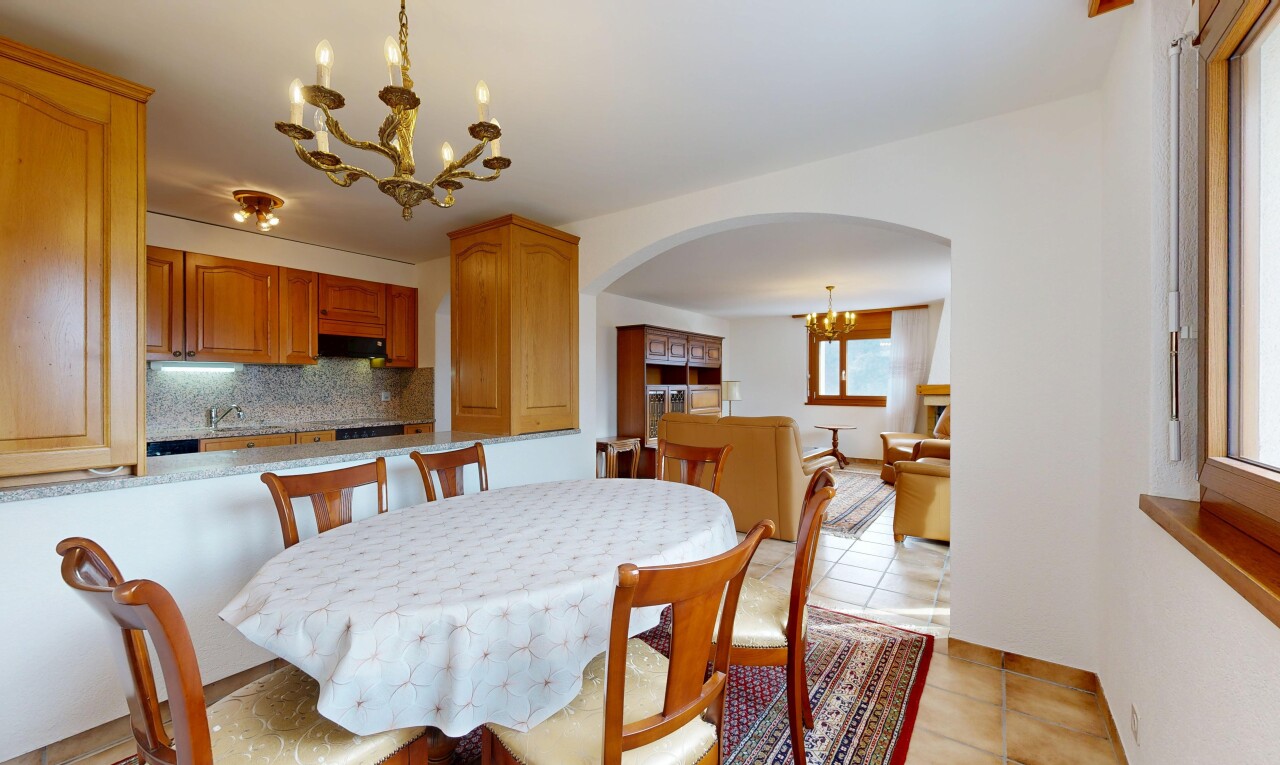 salle à manger avec lustre remarquable, backsplash, passages en arc, lumière naturelle, et natural light