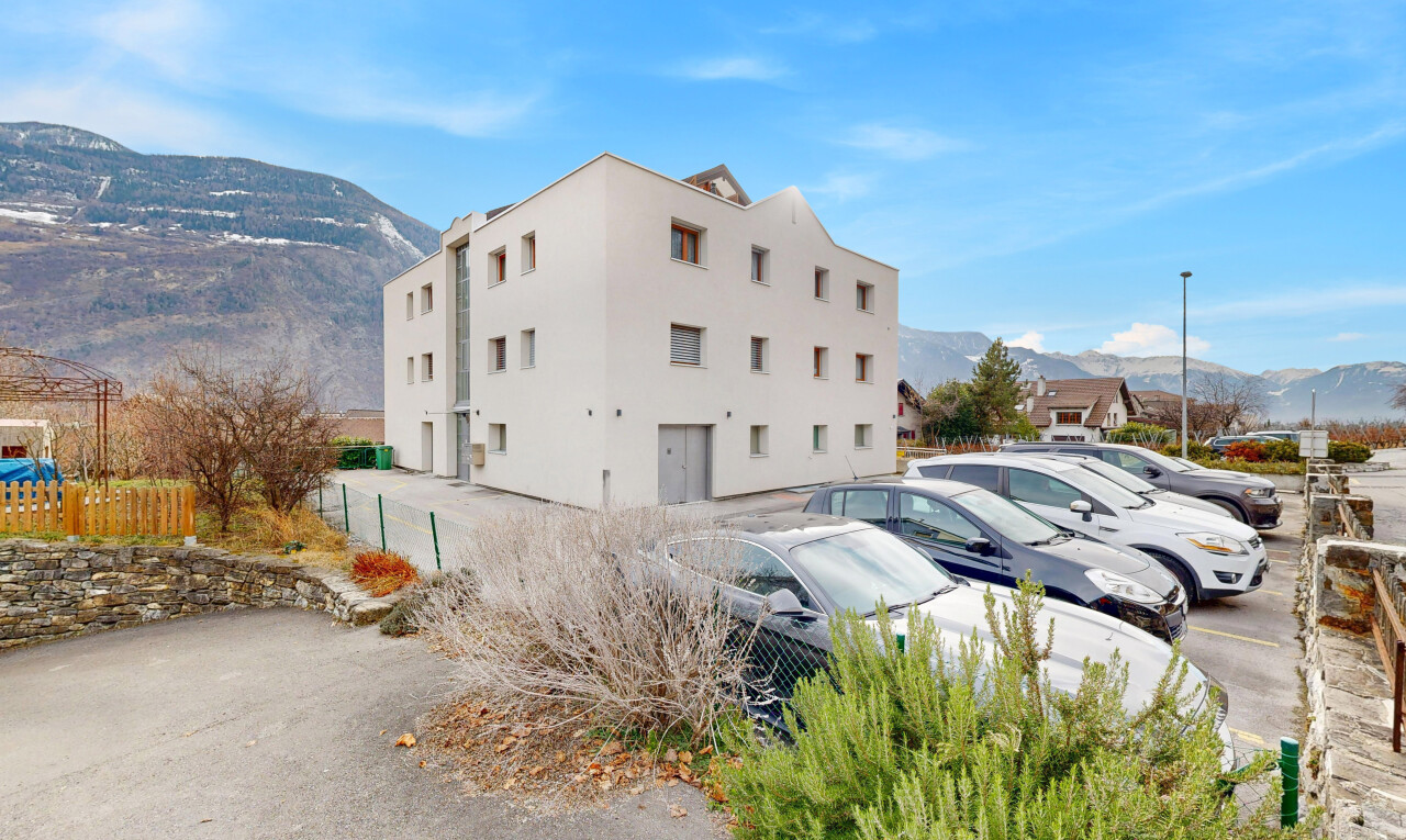 façade avec mountain view, vue sur la montagne, bardage en stuc, day time, et parking
