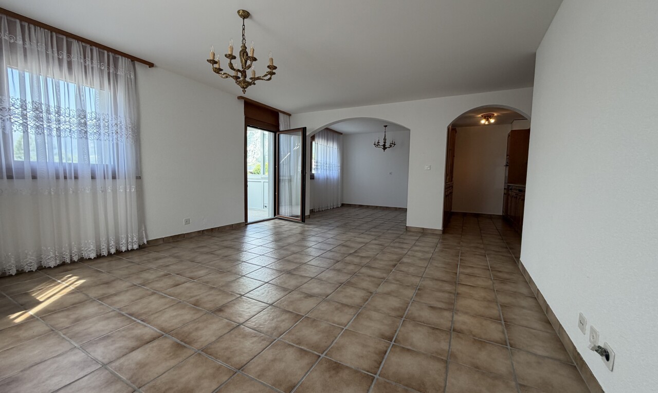 pièce vide avec cloison sèche, drywall, passages en arc, inside property, et plinthes murales