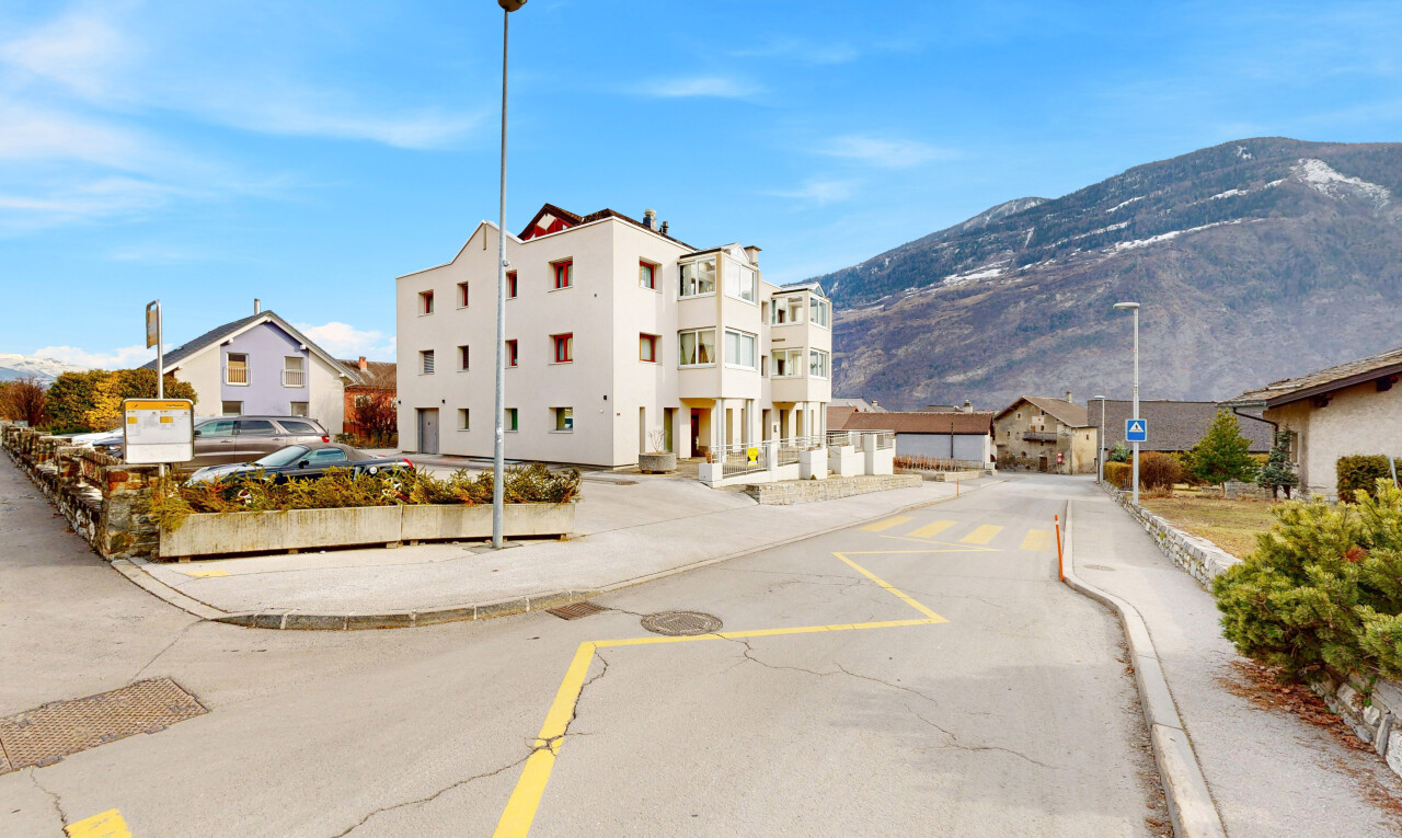 extérieur du bâtiment avec day time, parking, vue sur la montagne, et mountain view
