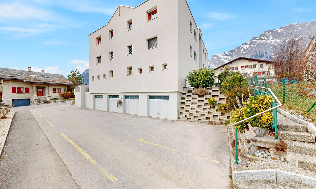 extérieur du bâtiment avec mountain view, vue sur la montagne, day time, et parking