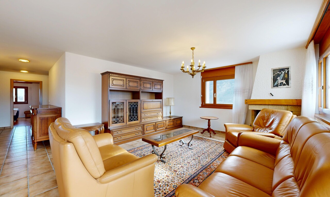 salon avec lustre remarquable, inside property, drywall, cloison sèche, et natural light