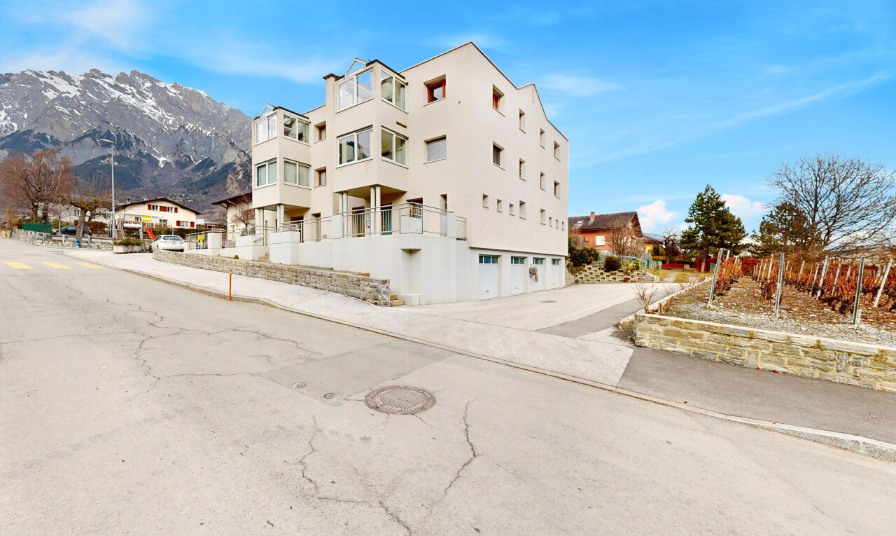 extérieur du bâtiment avec clôture, day time, vue sur la montagne, et mountain view