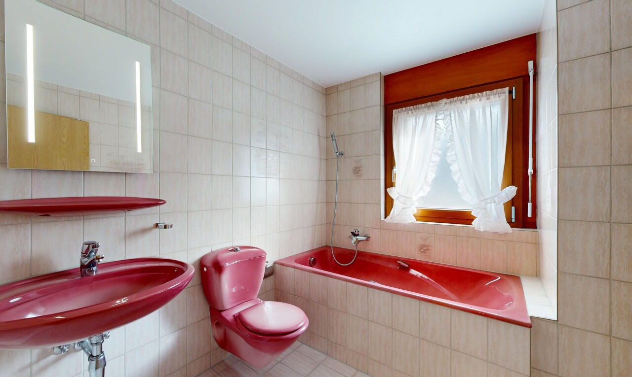 salle de bains avec salle de bain complète, miroir, inside property, toilette, et mur en carrelage
