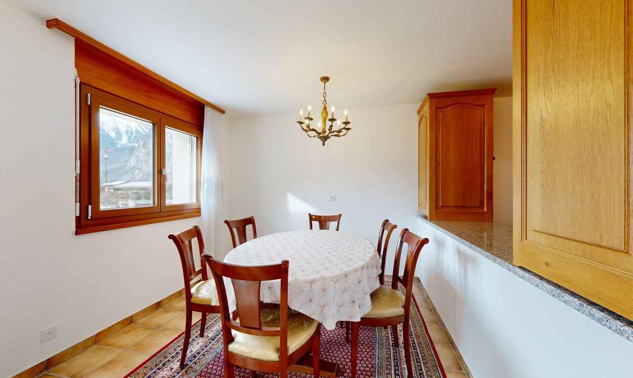 salle à manger avec lustre remarquable, inside property, lumière naturelle, natural light, et cloison sèche