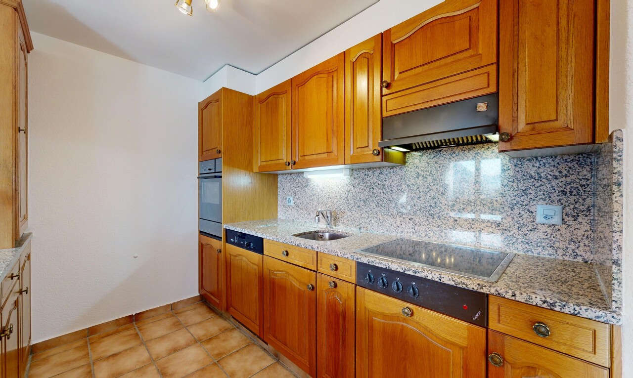 cuisine avec arched cabinets, armoires en arc, light countertops, light floor, et inside property