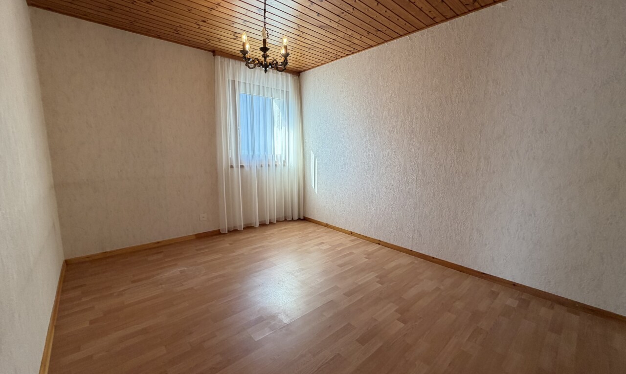 pièce vide avec sol en finition bois, wood finish floor, plafond en bois, wood ceiling, et lumière naturelle