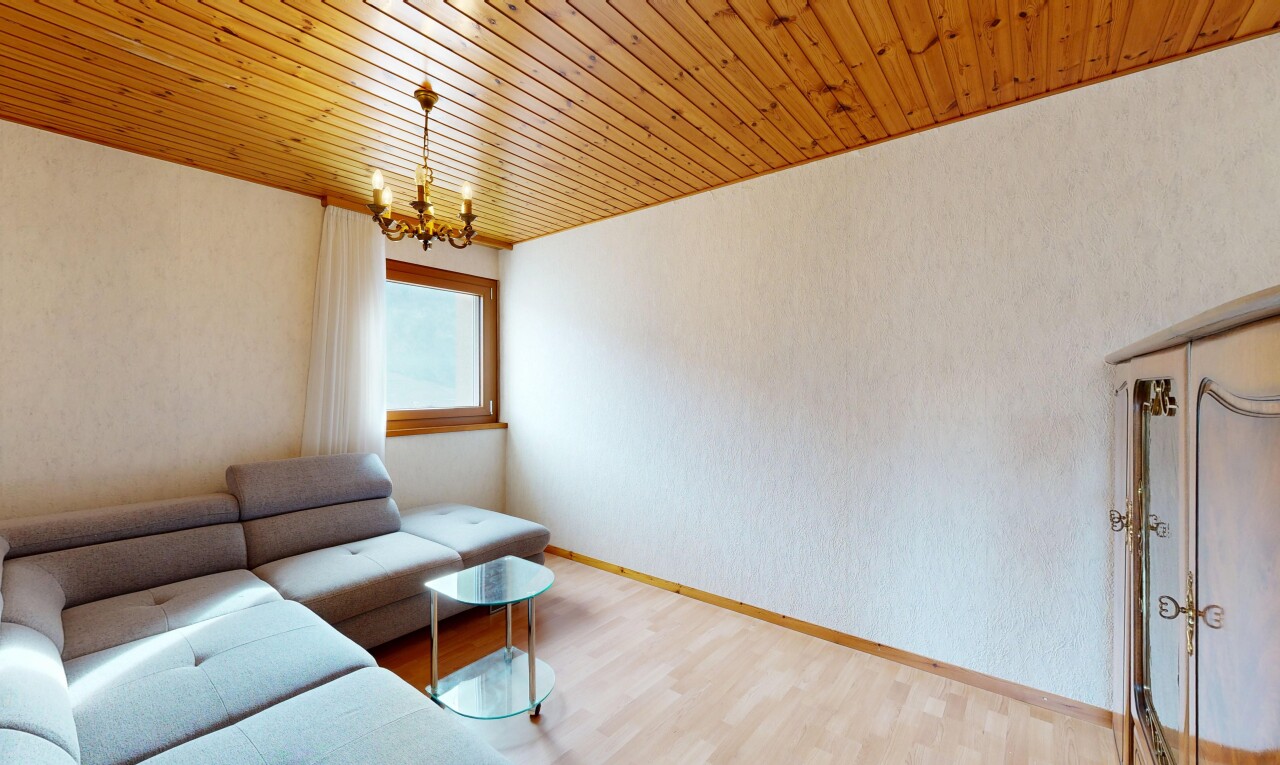 salon avec inside property, wood finish floor, sol en finition bois, natural light, et lumière naturelle