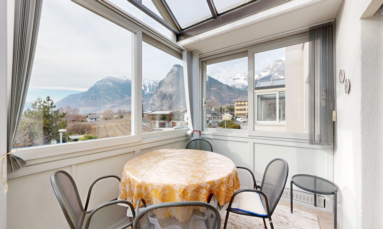 salle à manger avec vue sur la montagne, mountain view, lumière naturelle, natural light, et inside property