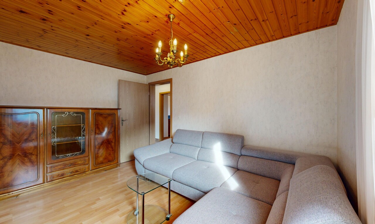 salon avec sol en finition bois, wood finish floor, inside property, plafond en bois, et wood ceiling