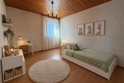 pièce vide avec sol en finition bois, wood finish floor, plafond en bois, wood ceiling, et lumière naturelle