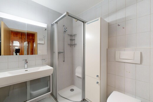 salle de bains avec mur en carrelage, tile wall, salle de bain complète, miroir, et douche