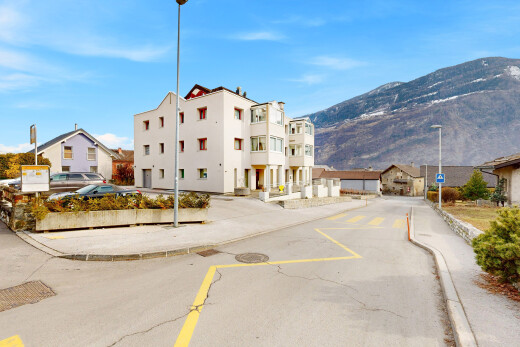 extérieur du bâtiment avec day time, parking, vue sur la montagne, et mountain view
