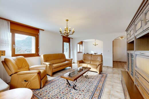salon avec lustre remarquable, inside property, cloison sèche, drywall, et passages en arc