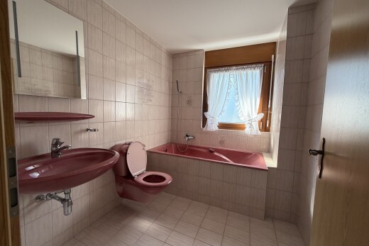 salle de bains avec tile wall, mur en carrelage, toilette, salle de bain complète, et bain