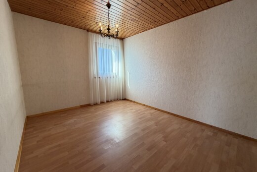 pièce vide avec sol en finition bois, wood finish floor, plafond en bois, wood ceiling, et lumière naturelle