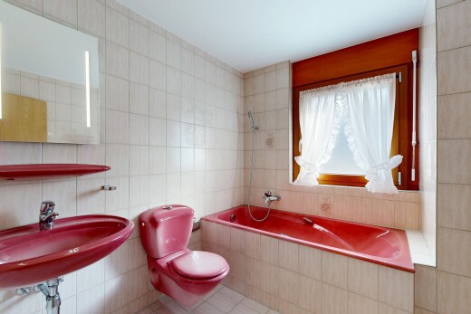 salle de bains avec salle de bain complète, miroir, inside property, toilette, et mur en carrelage