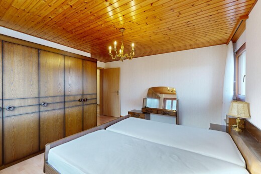 chambre avec inside property, lustre remarquable, plafond en bois, wood ceiling, et lumière naturelle