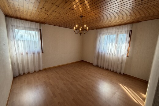 pièce vide avec wood finish floor, sol en finition bois, lumière naturelle, wood ceiling, et plafond en bois