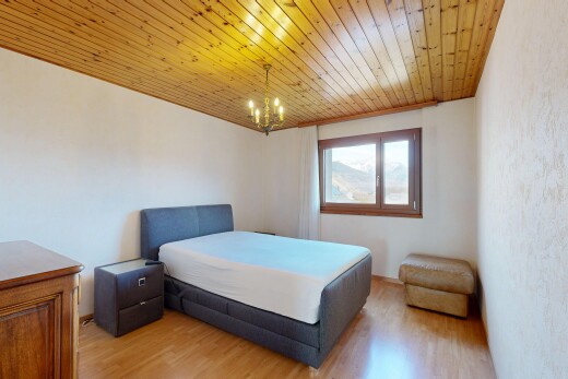 chambre avec lumière naturelle, natural light, inside property, sol en finition bois, et wood finish floor