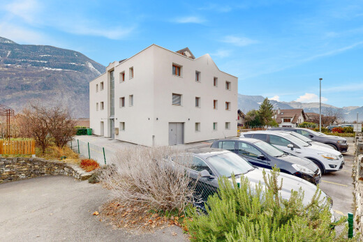 façade avec mountain view, vue sur la montagne, bardage en stuc, day time, et parking