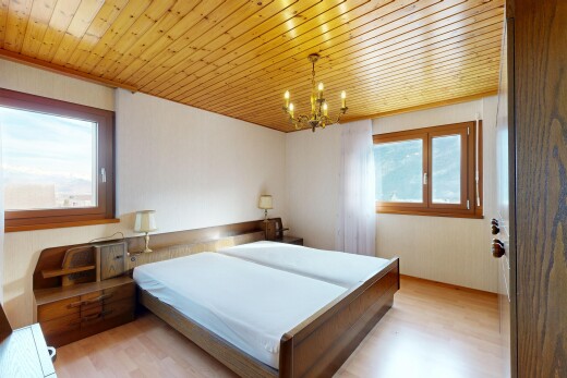 chambre avec sol en finition bois, wood finish floor, inside property, lumière naturelle, et natural light