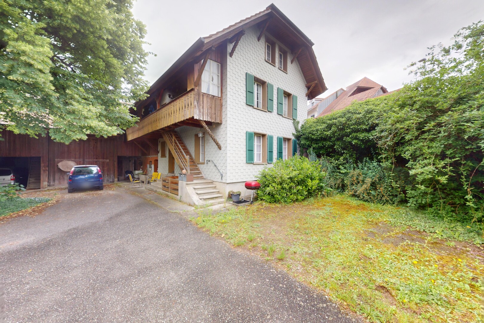 außenansicht mit property visible, overcast, balkon, und auffahrt