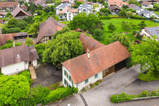 außenansicht mit wohngebietblick, residential view, property visible, und garage