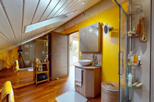 salle de bains avec lavabo (ou coiffeuse selon le contexte), wood finish floor, sol en finition bois, inside property, et miroir