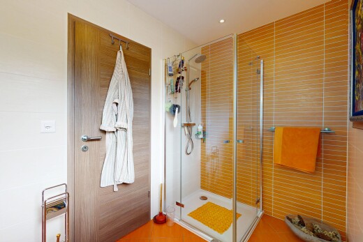 bad mit tile shower, dusche, inside property, komplettes badezimmer, und recessed lighting