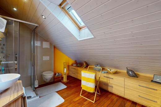 bureau avec vaulted ceiling, plafond voûté, puits de lumière, wood finish floor, et sol en finition bois