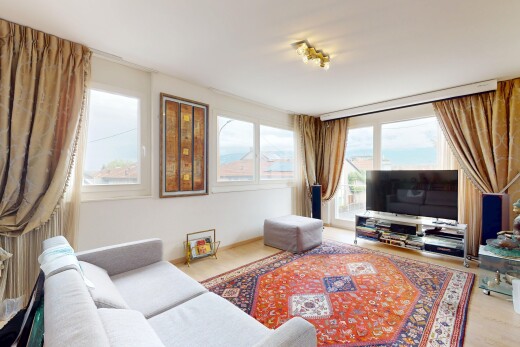 wohnzimmer mit natürliches licht, natural light, fernseher, inside property, und gipskartonwand