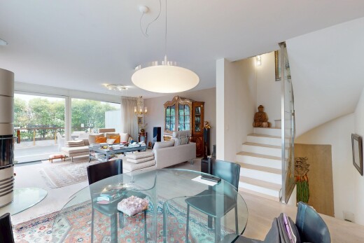 wohn- / esszimmer mit treppen, natural light, natürliches licht, inside property, und drywall