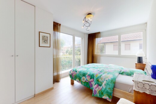 zimmer / schlafzimmer mit natural light, natürliches licht, wood finish floor, holzfußboden, und inside property