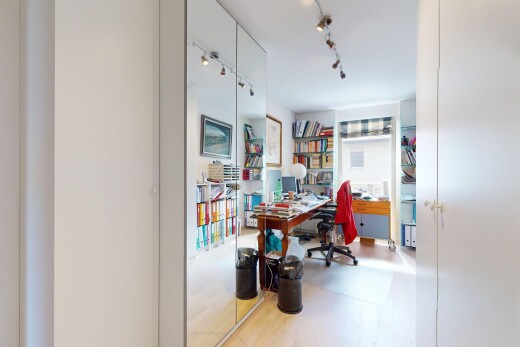 büro mit bürobereich, inside property, deckenbeleuchtung, track lighting, und gipskartonwand