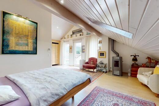chambre avec vaulted ceiling, plafond voûté, wood finish floor, sol en finition bois, et natural light