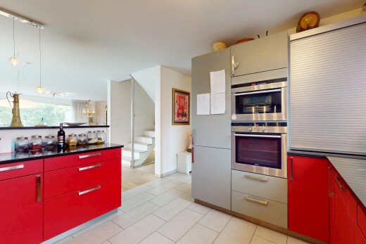 cuisine avec armoires rouges, inside property, cloison sèche, drywall, et four double