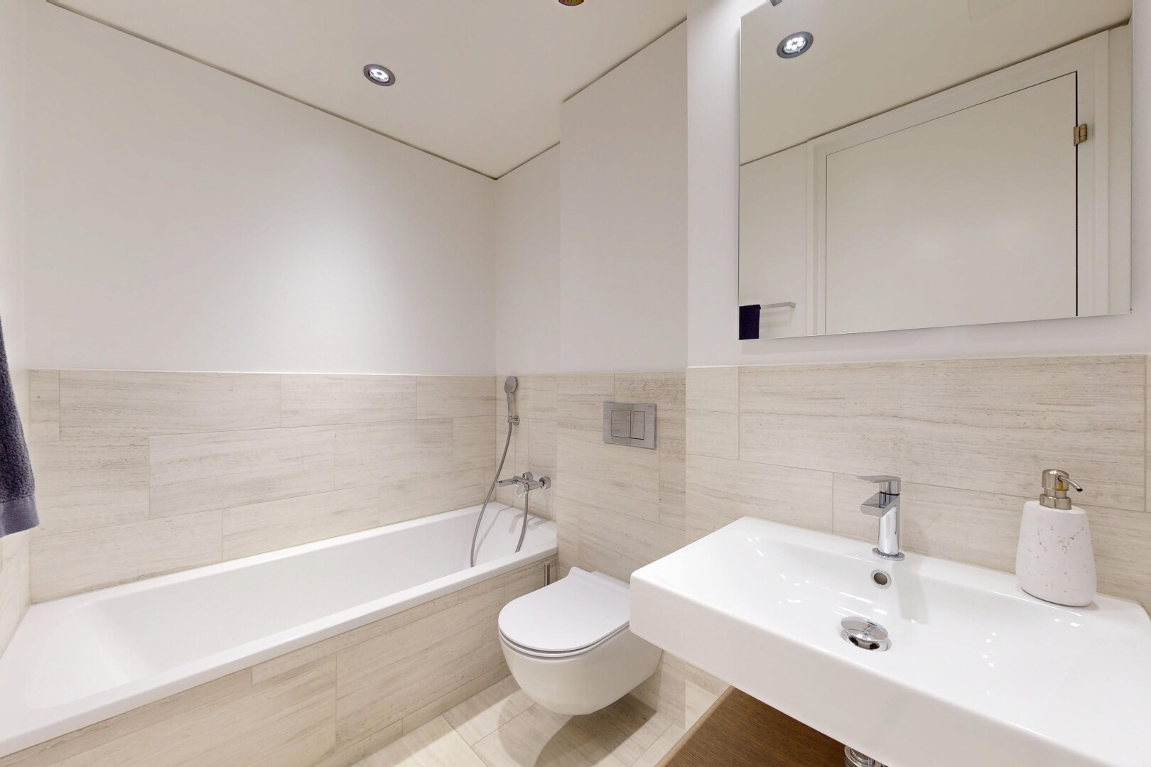 salle de bains avec miroir, bain, salle de bain complète, mur en carrelage, et tile wall