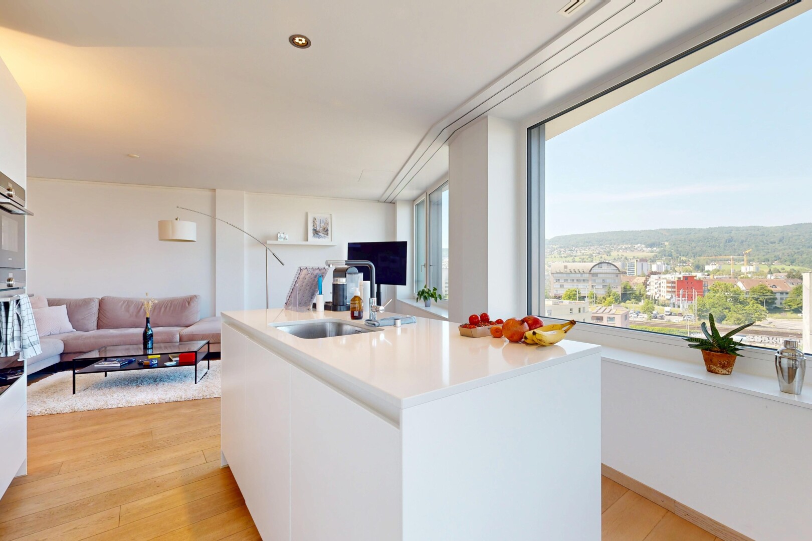 cuisine avec plans de travail, light countertops, light floor, îlot de cuisine, et kitchen island