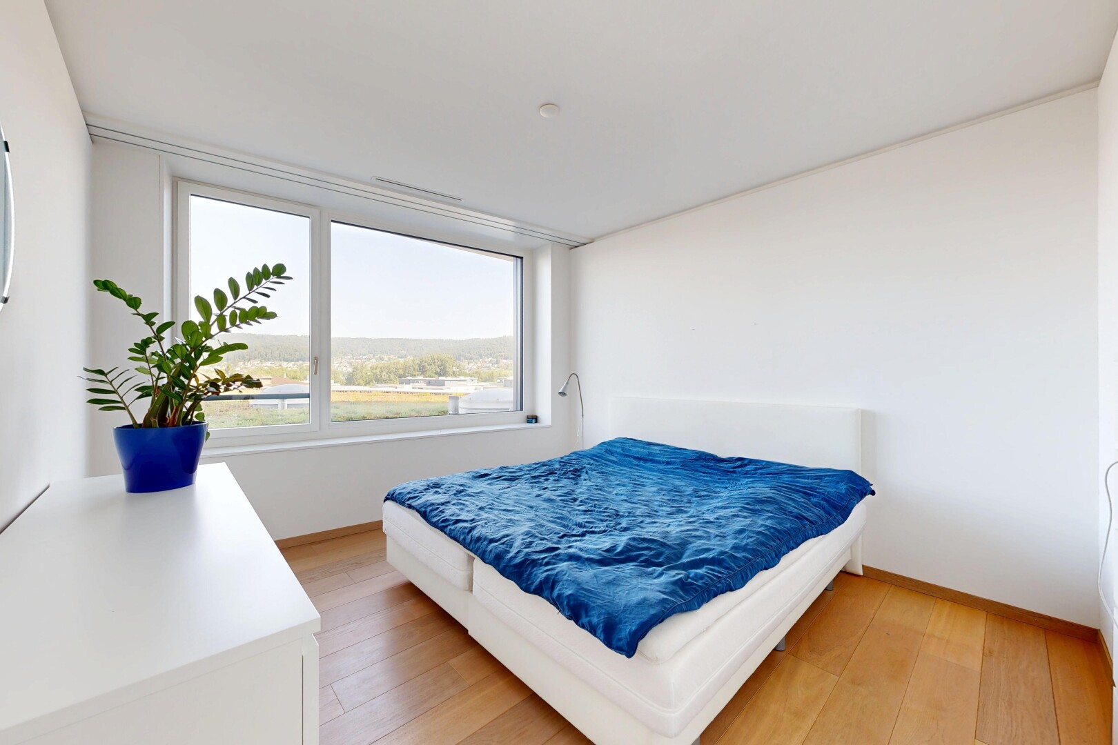 chambre avec inside property, wood finish floor, sol en finition bois, drywall, et cloison sèche
