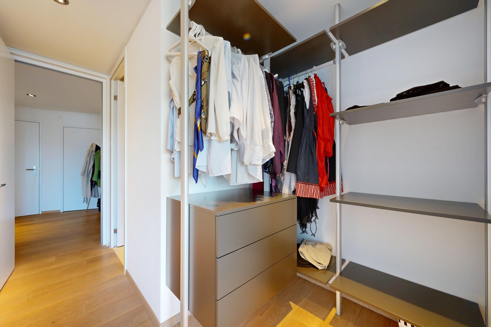 dressing avec sol en finition bois, wood finish floor, et light floor