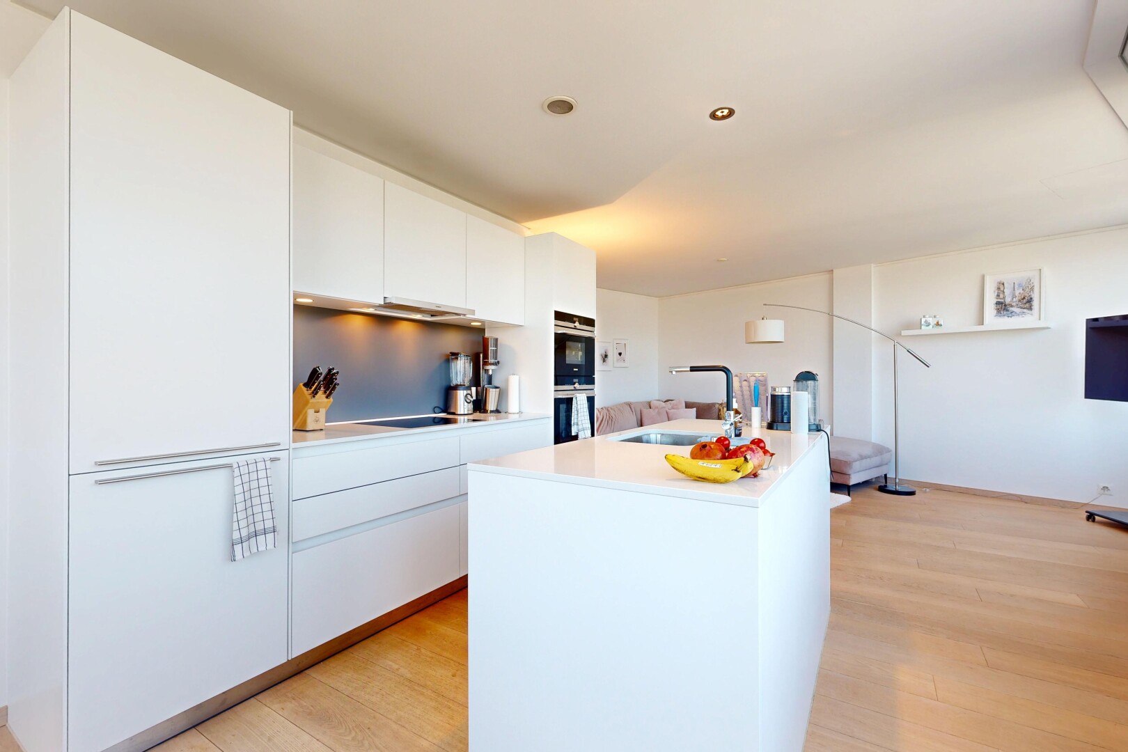 cuisine avec kitchen island, îlot de cuisine, light countertops, plans de travail, et light floor