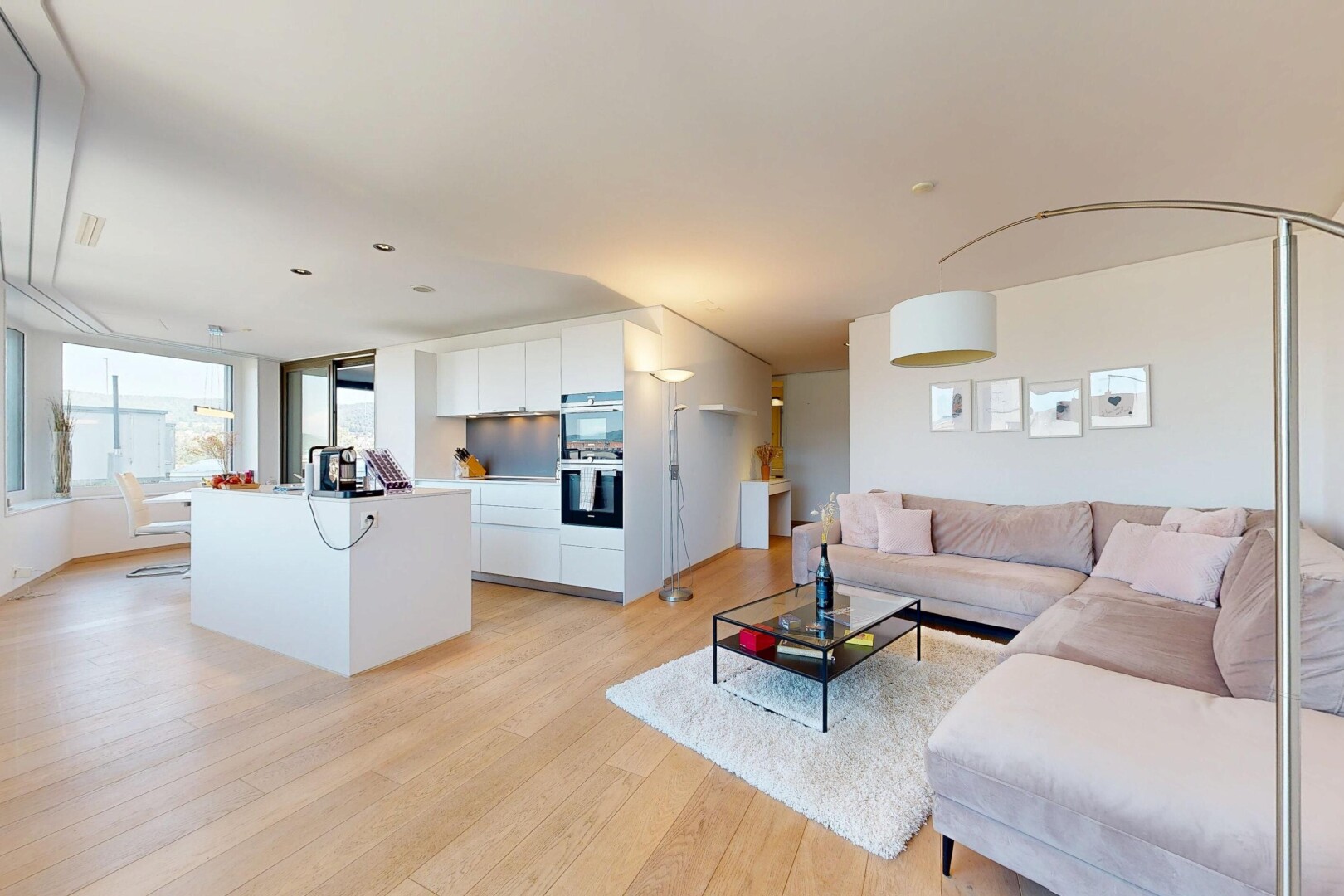 salon avec sol en finition bois, wood finish floor, light floor, inside property, et lumière naturelle