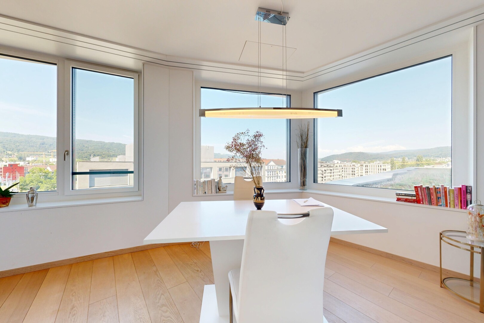 salle à manger avec day time, sol en finition bois, wood finish floor, inside property, et plinthes murales