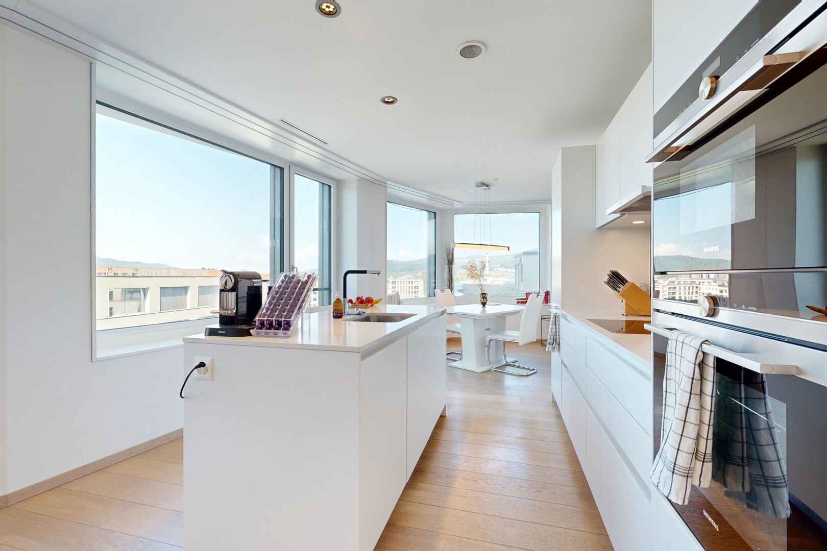 cuisine avec flat panel cabinets, armoires à panneau plat, four double, white cabinets, et armoires blanches
