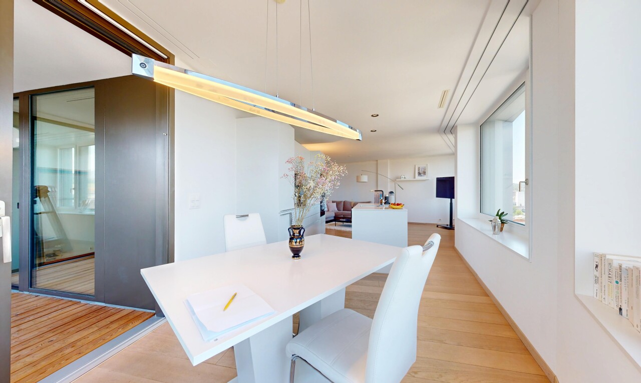 salle à manger avec inside property, light floor, lumière naturelle, natural light, et sol en finition bois