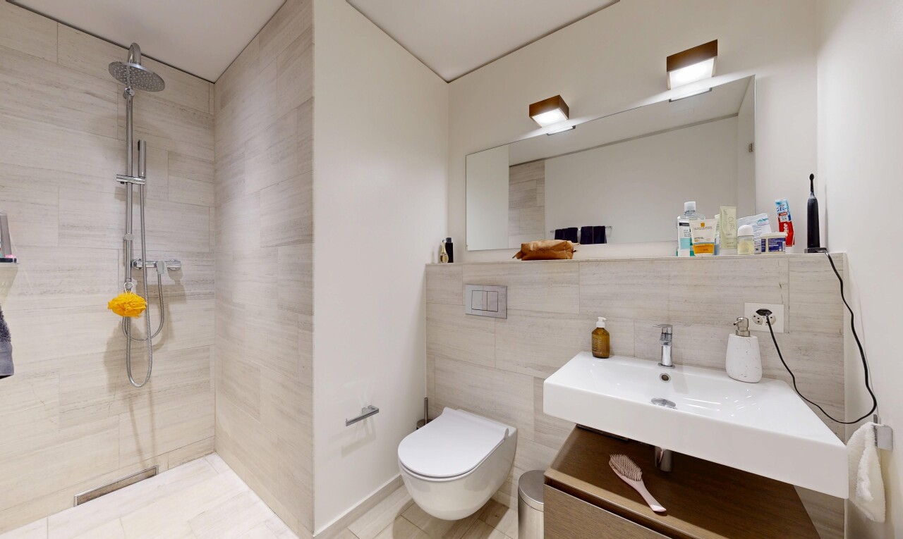 salle de bains avec salle de bain complète, inside community, douche, lavabo (ou coiffeuse selon le contexte), et tile wall