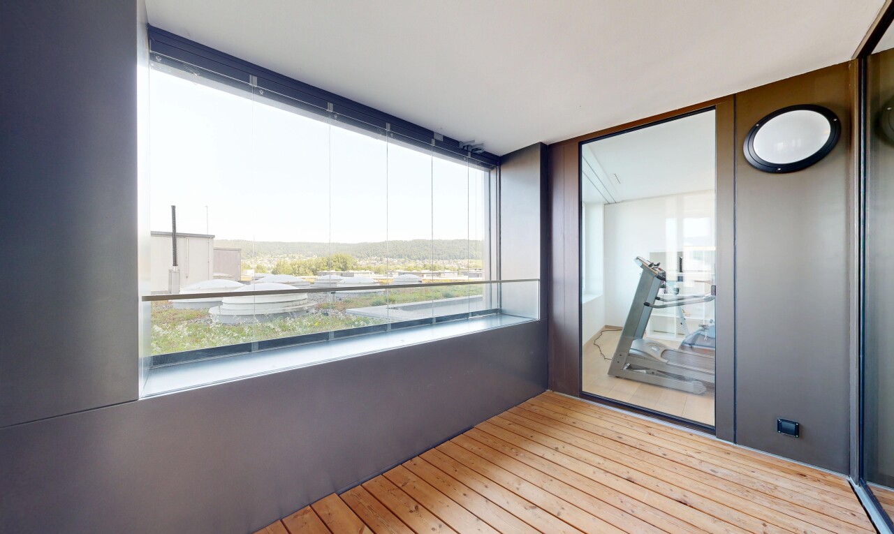 pièce vide avec inside property, wood finish floor, sol en finition bois, drywall, et cloison sèche