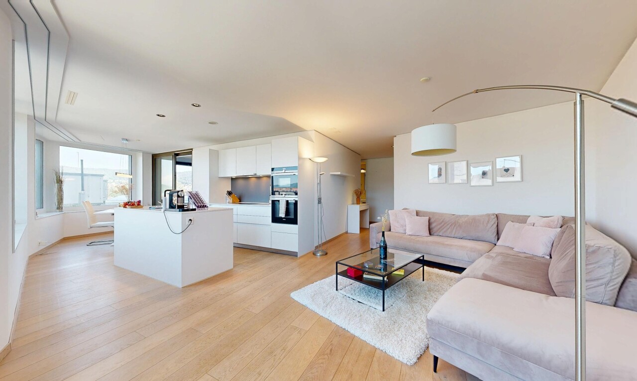 salon avec sol en finition bois, wood finish floor, light floor, inside property, et lumière naturelle
